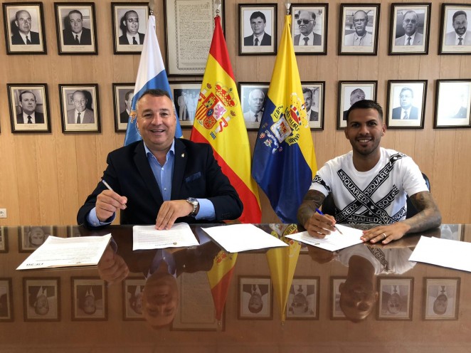 Jonathan Viera y Miguel Ángel Ramírez firman el contrato