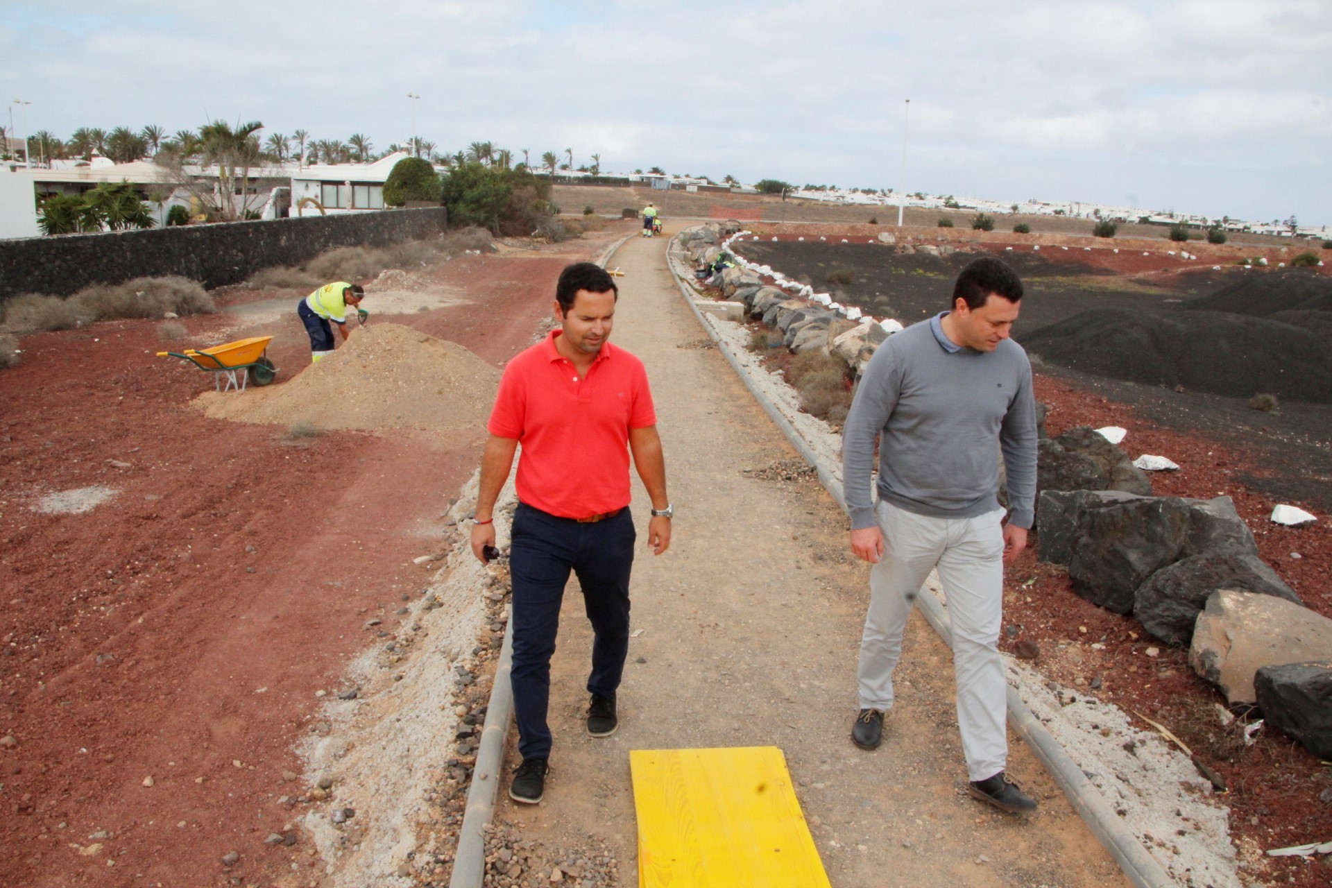 Óscar Noda y Jonatán Lemes visitan las obras del carril bici de playa blanca