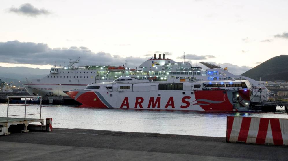 Barco de Naviera Armas