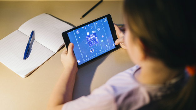 niña con tablet