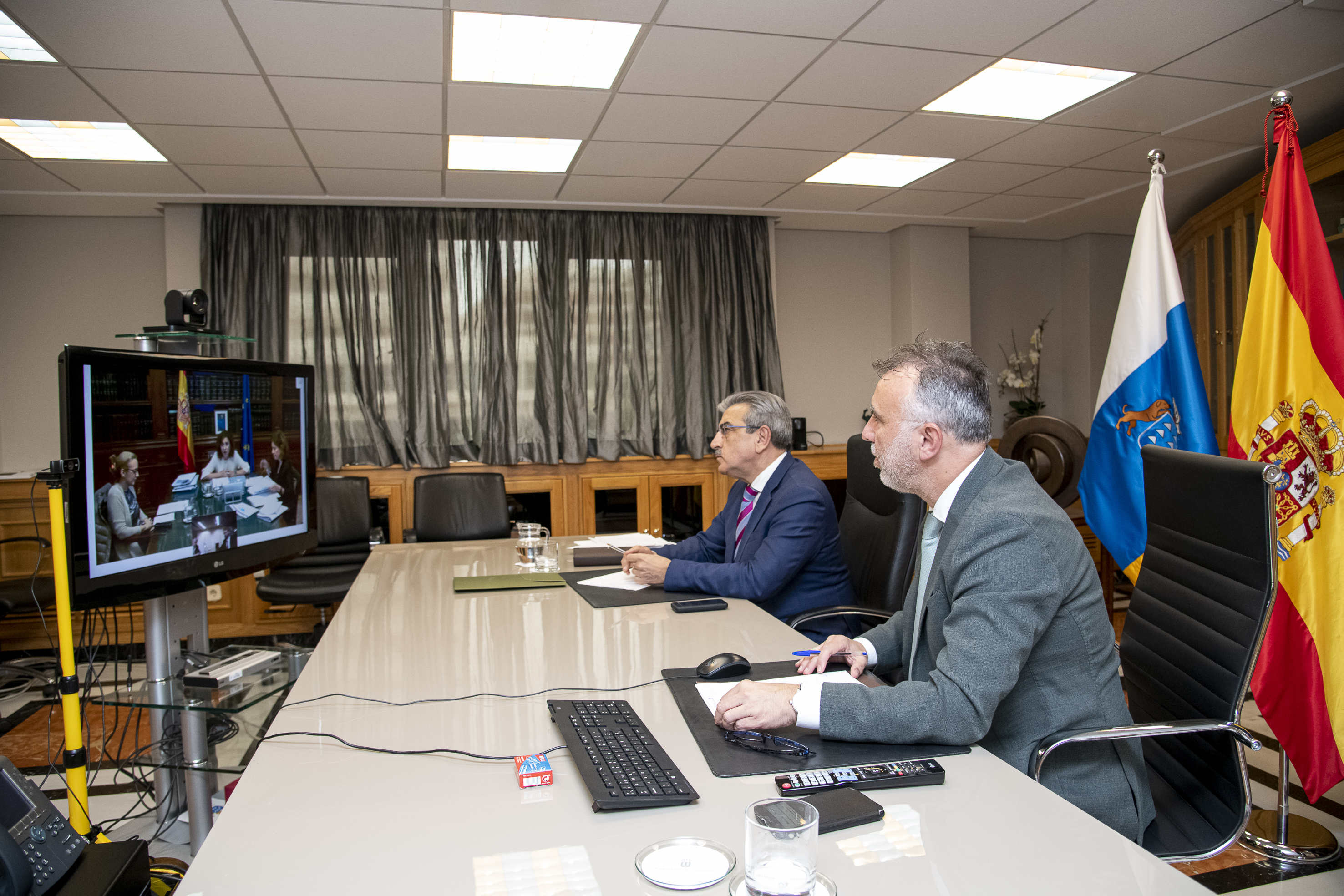 Ángel Víctor Torres y Román Rodríguez en videoconferencia con María Jesús Montero