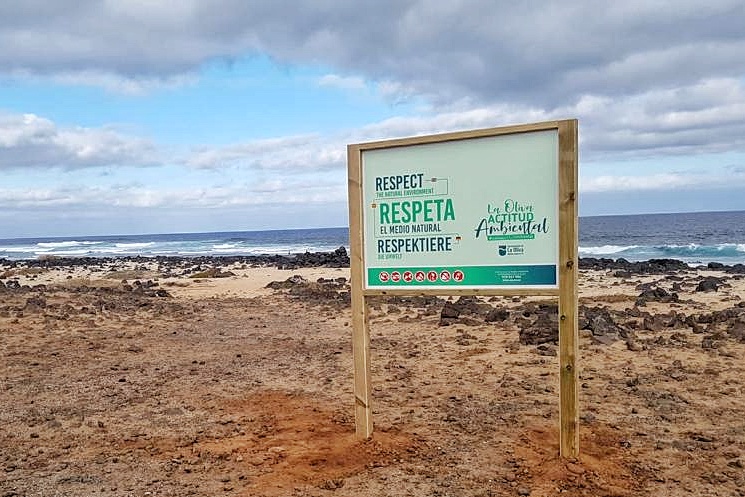 La Oliva instala nuevos carteles de sensibilización ambiental 