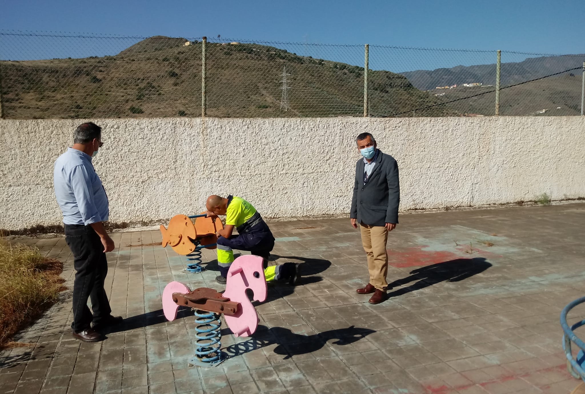 Juan Francisco Artiles y Álvaro Monzón en el parque infantil de La Solana en Telde