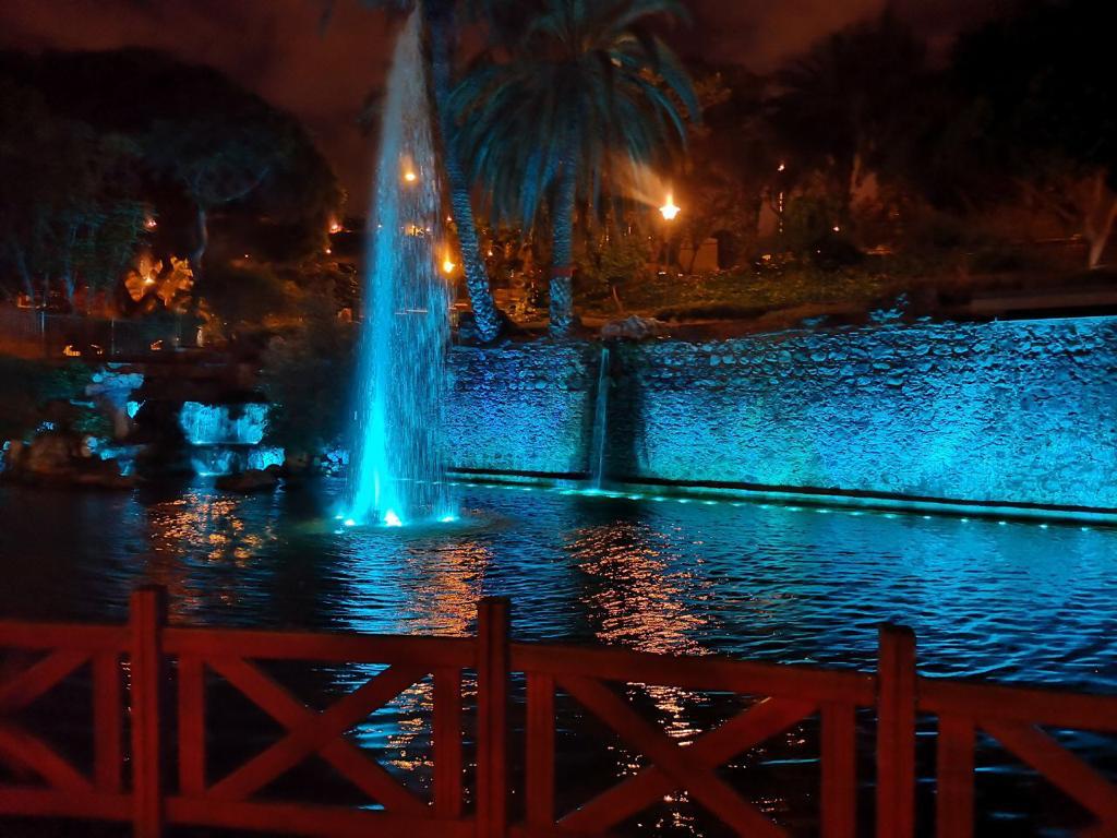 Fuentes Parque Doramas iluminadas. Las Palmas de Gran Canaria