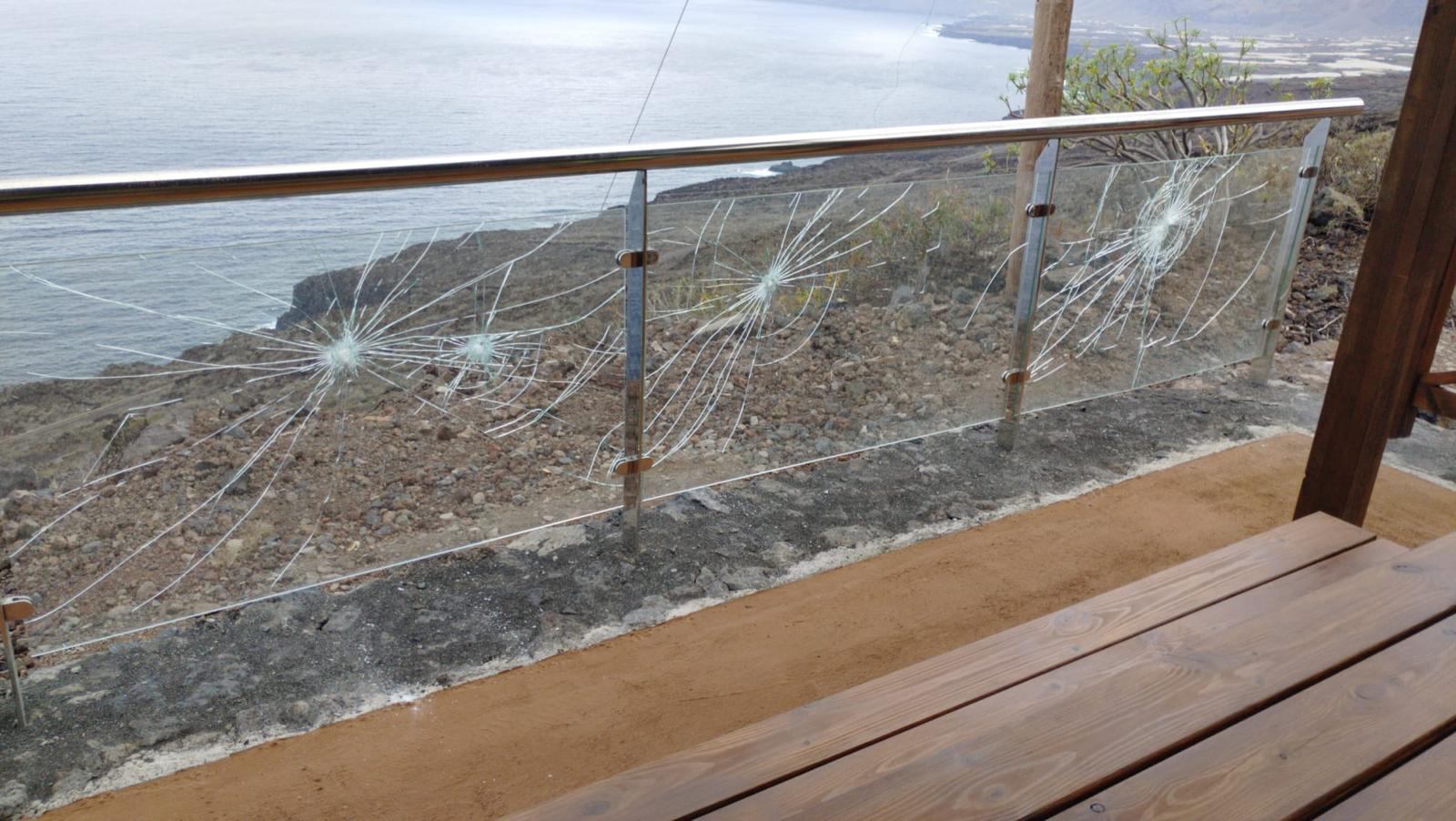 acto vandálico en un mirador de la red de carreteras insular de El Hierro