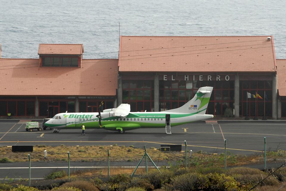 Avión de Binter en Aeropuerto de El Hierro Avión de Binter en Aeropuerto de El Hierro