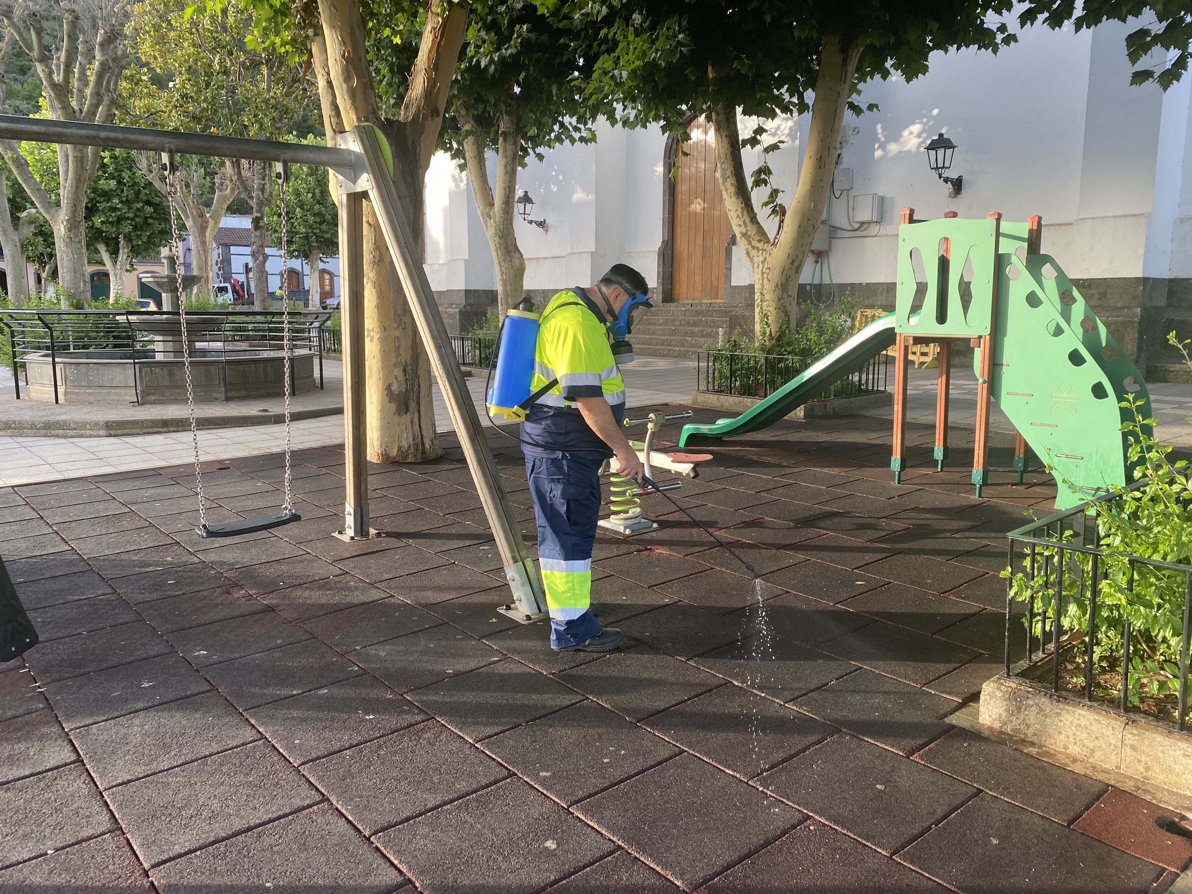 Limpieza de parque infantil en Valleseco. Gran Canaria