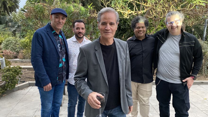 Luis Morera con los músicos de su nuevo disco