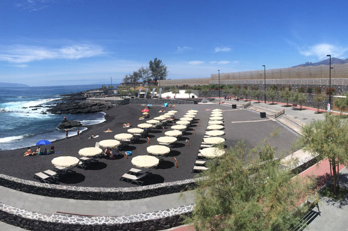 Bandera azul en las piscinas naturales y playa de La Jaquita. Tenerife