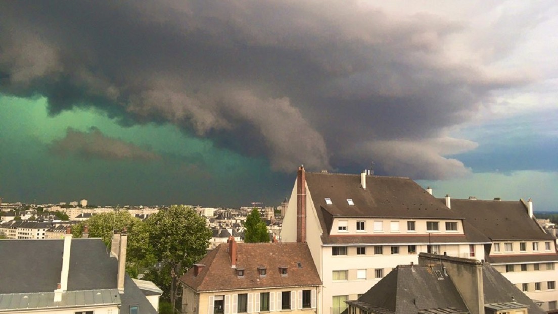 Cielo teñido de verde antes de la tormenta. Francia