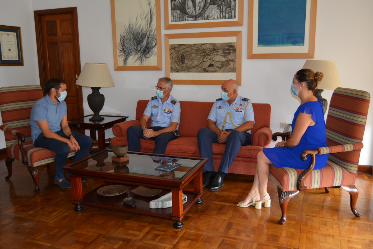 El Cabildo de La Palma recibe la visita al general jefe del Mando Aéreo de Canarias