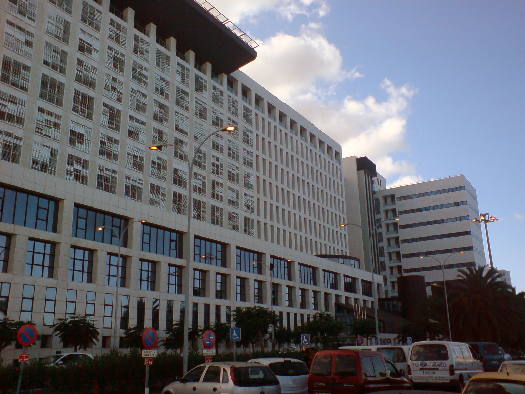 Hospital_Universitario_Insular_de_Gran_Canaria.jpg Hospital_Universitario_Insular_de_Gran_Canaria.jpg