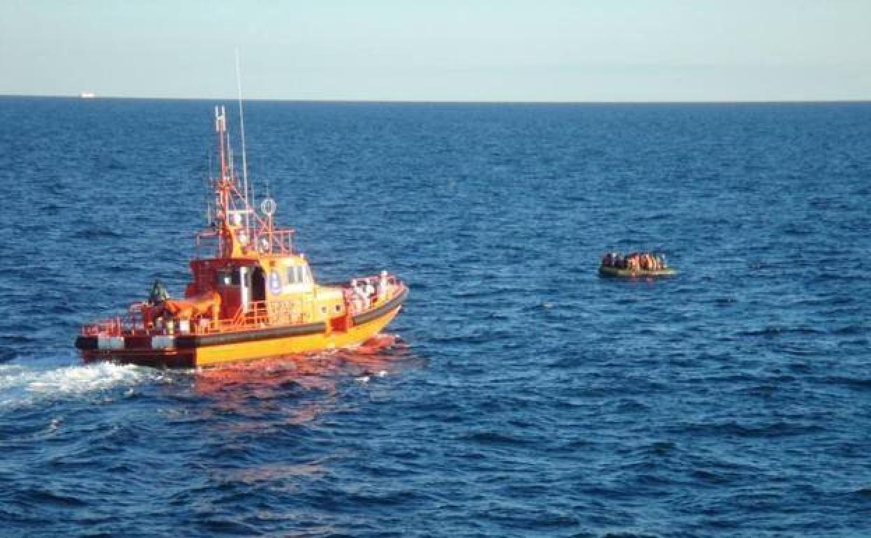 Patera en alta mar Patera en alta mar