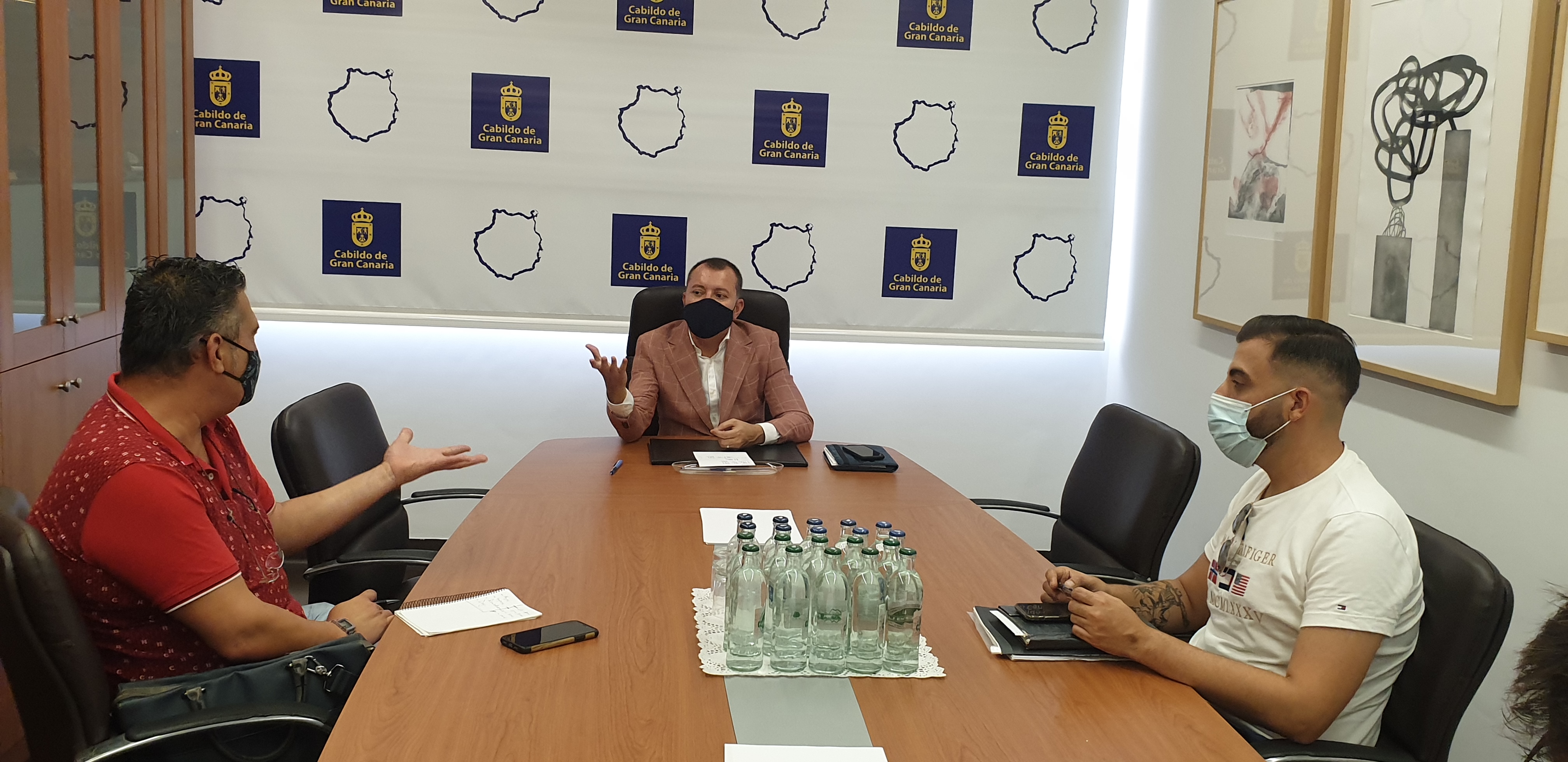 Teodoro Sosa, consejero de Presidencia del Cabildo de Gran Canaria con colectivos del Carnaval Teodoro Sosa, consejero de Presidencia del Cabildo de Gran Canaria con colectivos del Carnaval