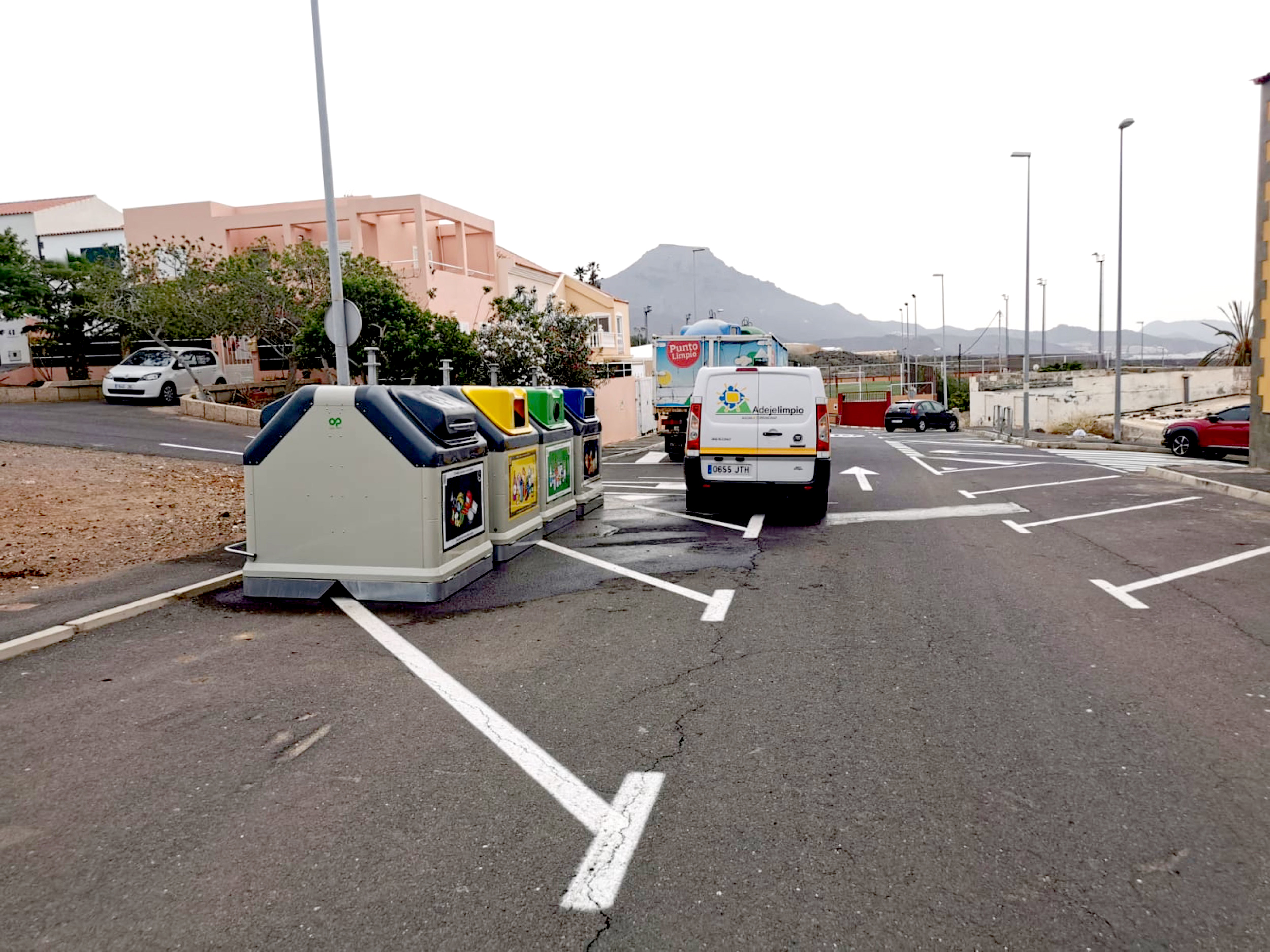 Adeje sigue renovando los contenedores de reciclaje y basura 