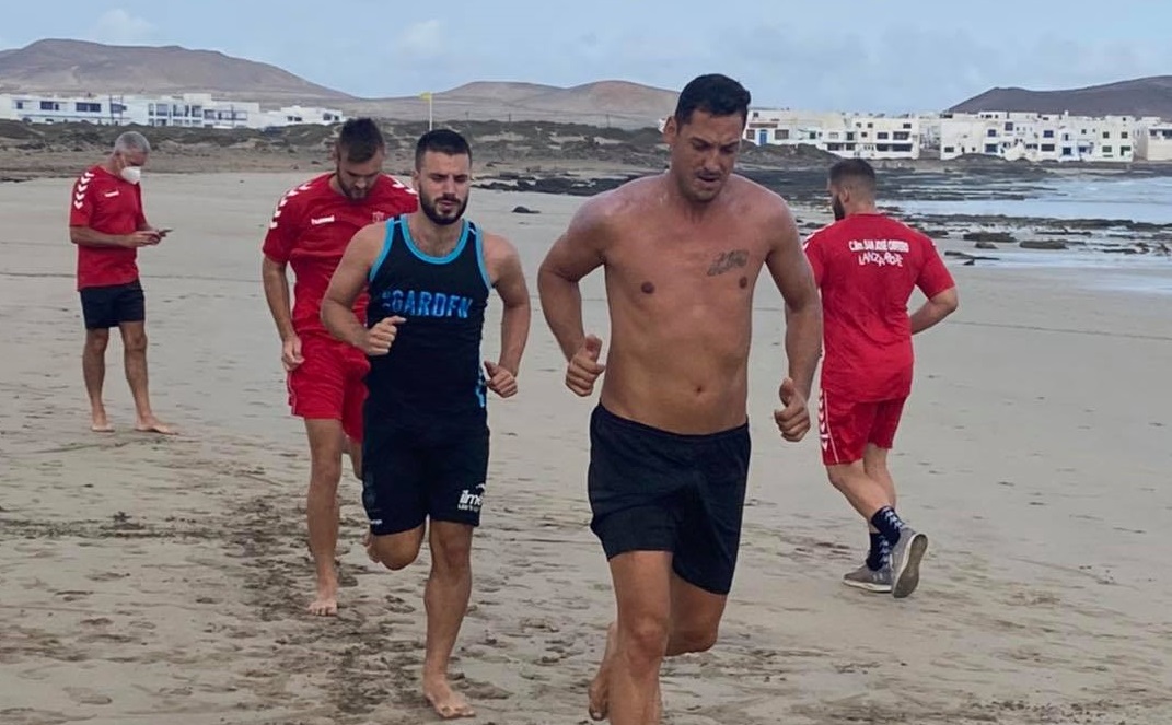 Entrenamiento del Gourmet Ampate Lanzarote en la playa de Famara