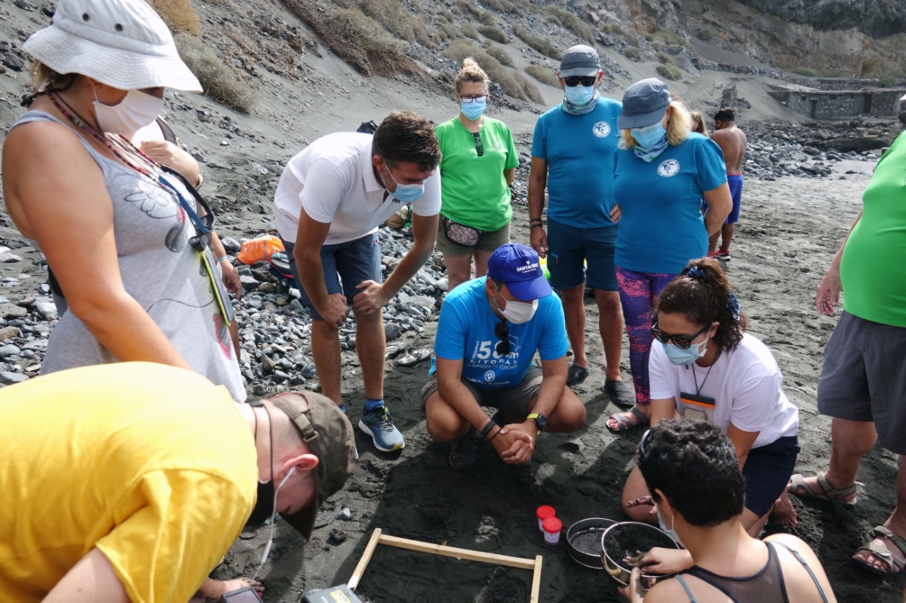 La playa de Antequera, escenario de una investigación del impacto de microplásticos