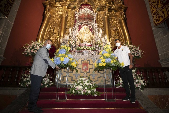 La UD Las Palmas realiza la ofrenda a la Virgen del Pino