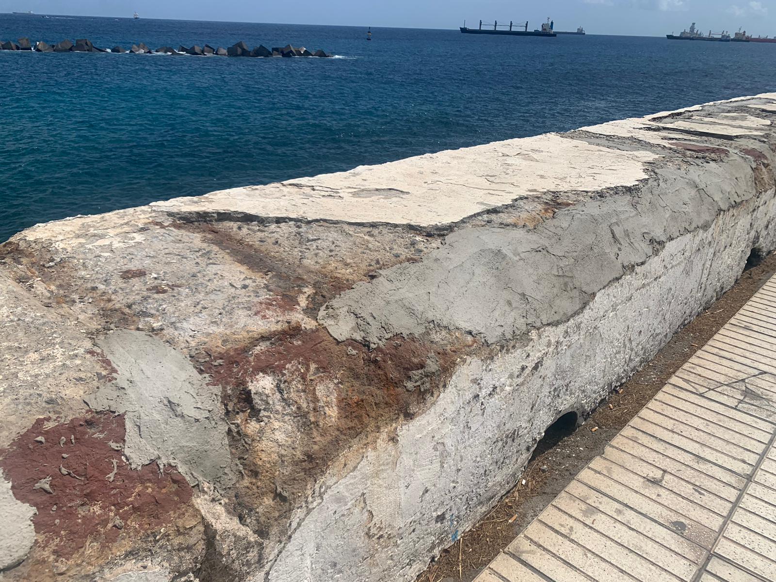 Lamentable estado de los muros de la Avda. Marítima de Las Palmas de Gran Canaria