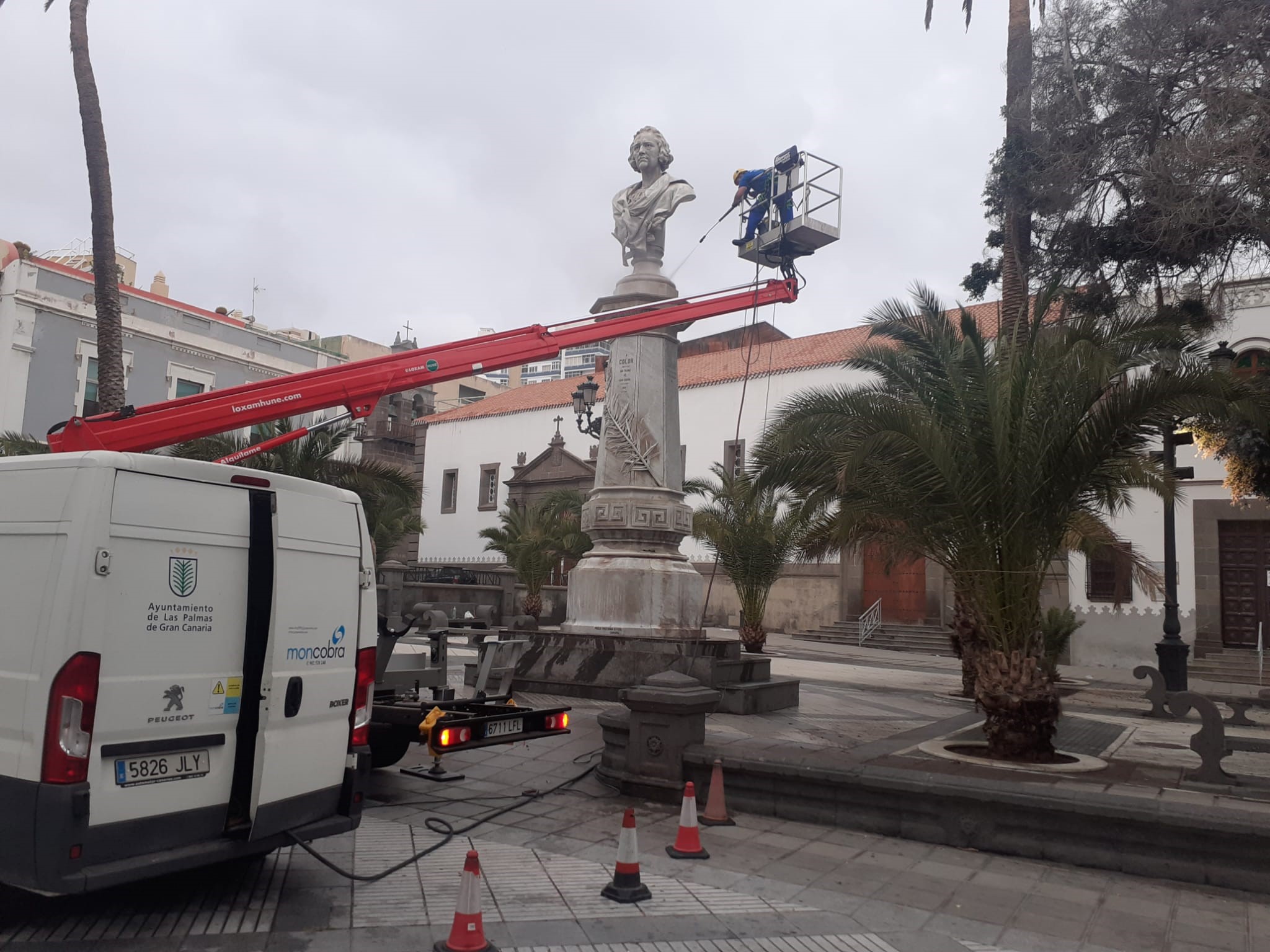 Labores de mantenimiento y limpieza en monumentos de Las Palmas de Gran Canaria