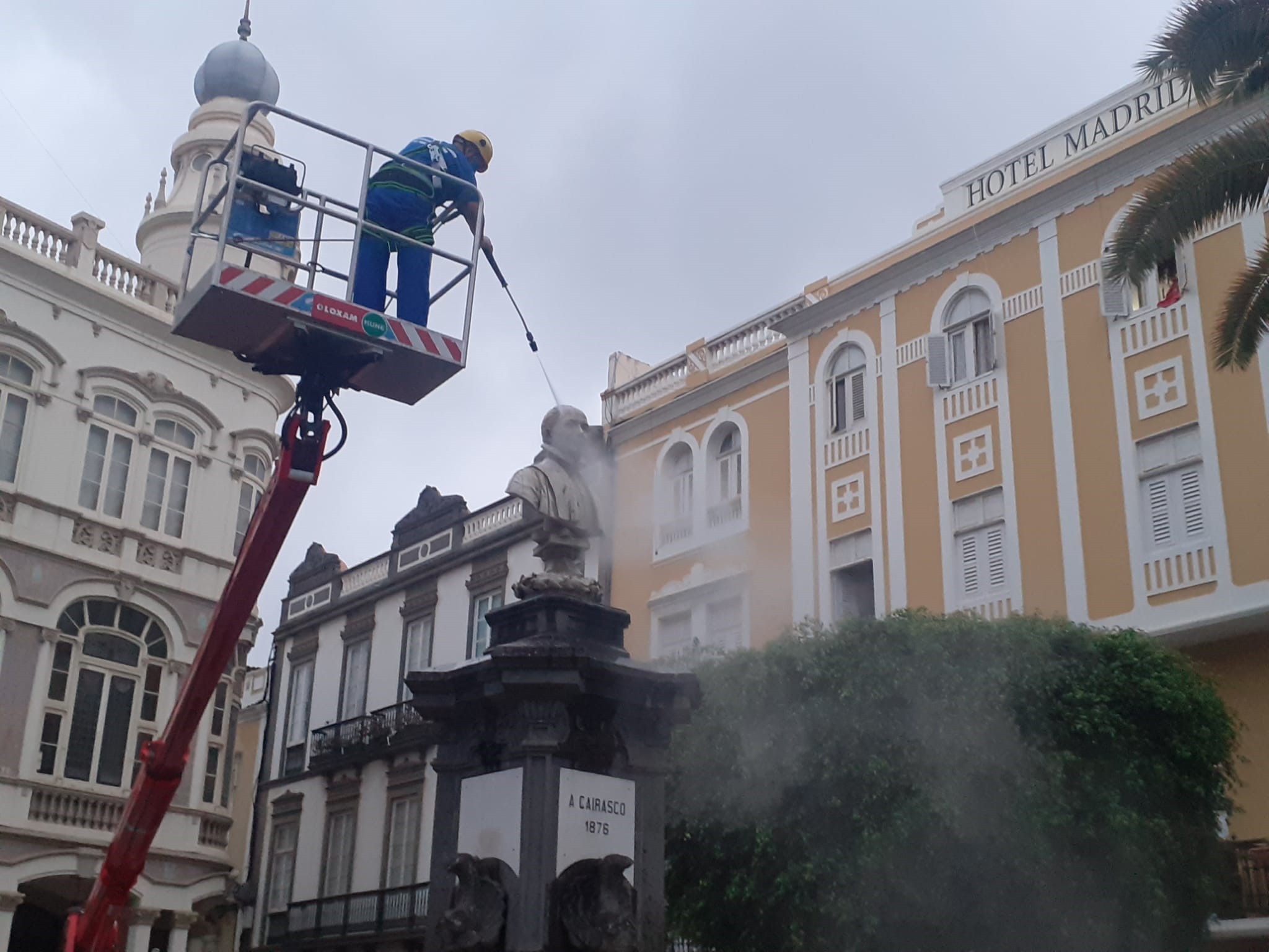 Labores de mantenimiento y limpieza en monumentos de Las Palmas de Gran Canaria