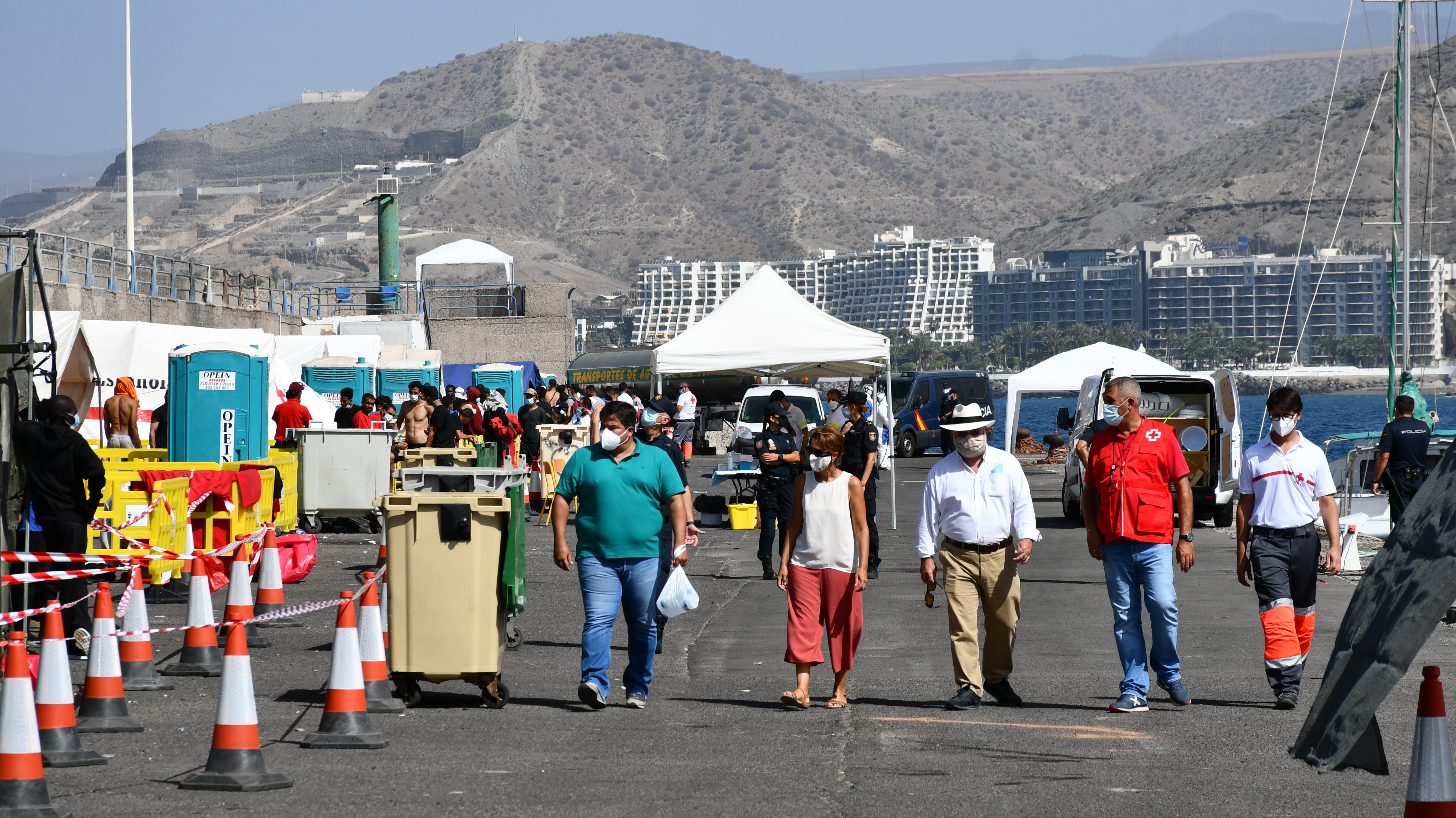 Onalia Bueno, Arcadio Díaz Tejera y Mencey Navarro en el Muelle de Arguineguín, Mogán