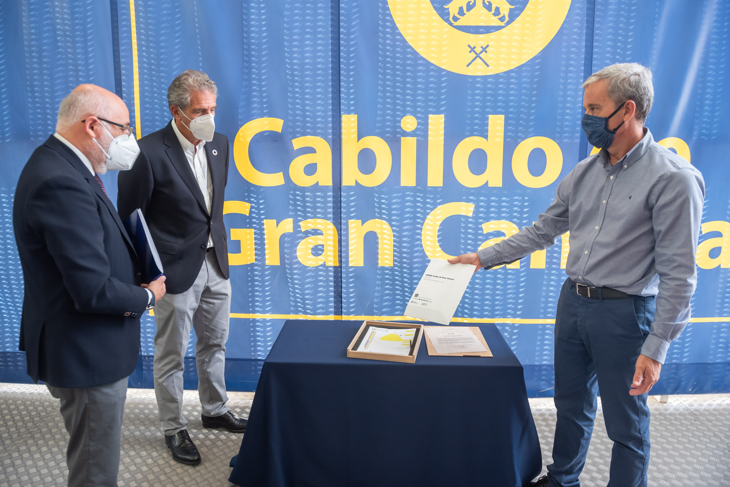 El Cabildo de Gran Canaria recibe la placa DOCOMOMO