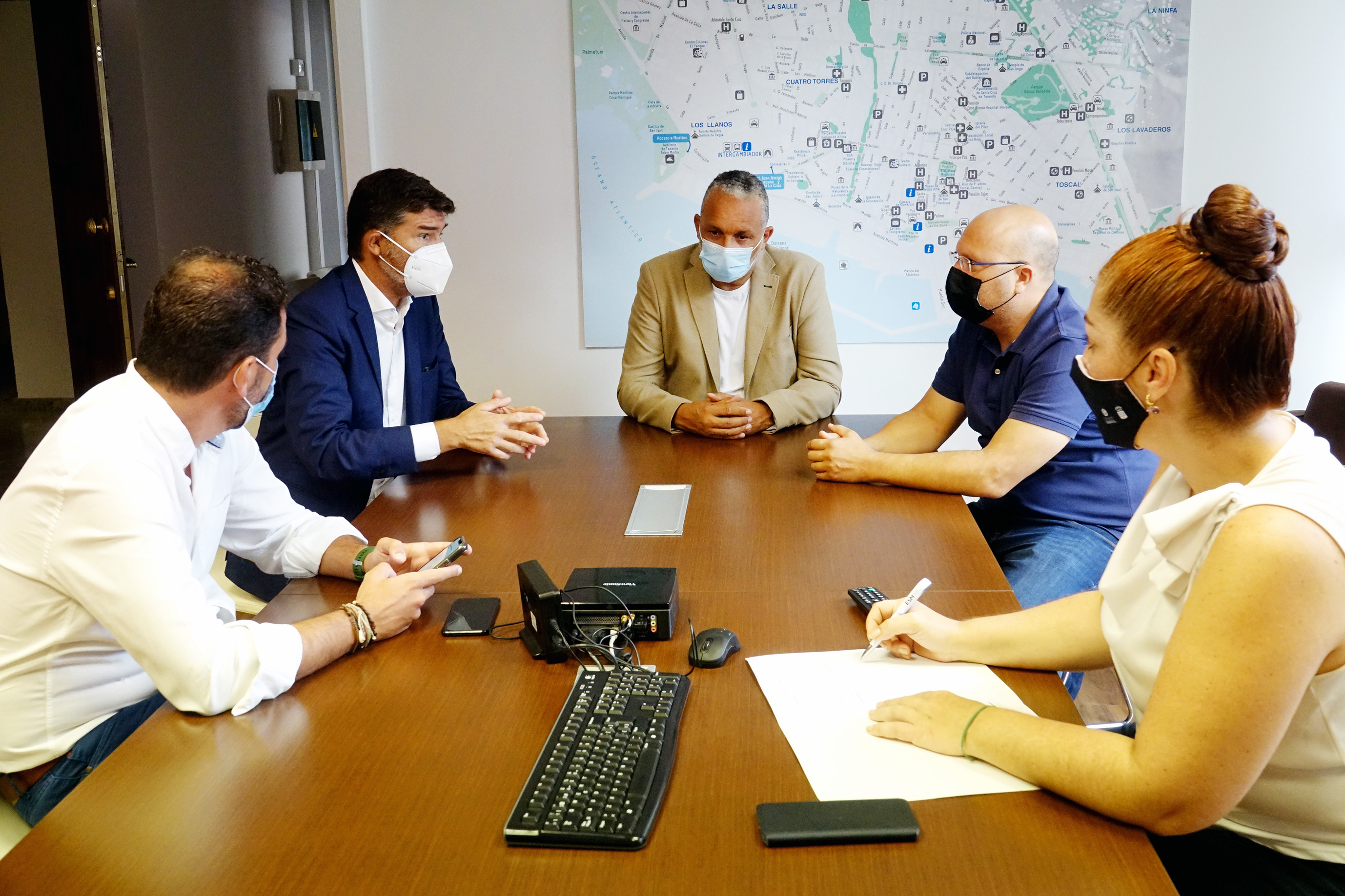 Reunión con representantes de las asociaciones comerciales Zona Centro y FAUCA. Santa Cruz de Tenerife