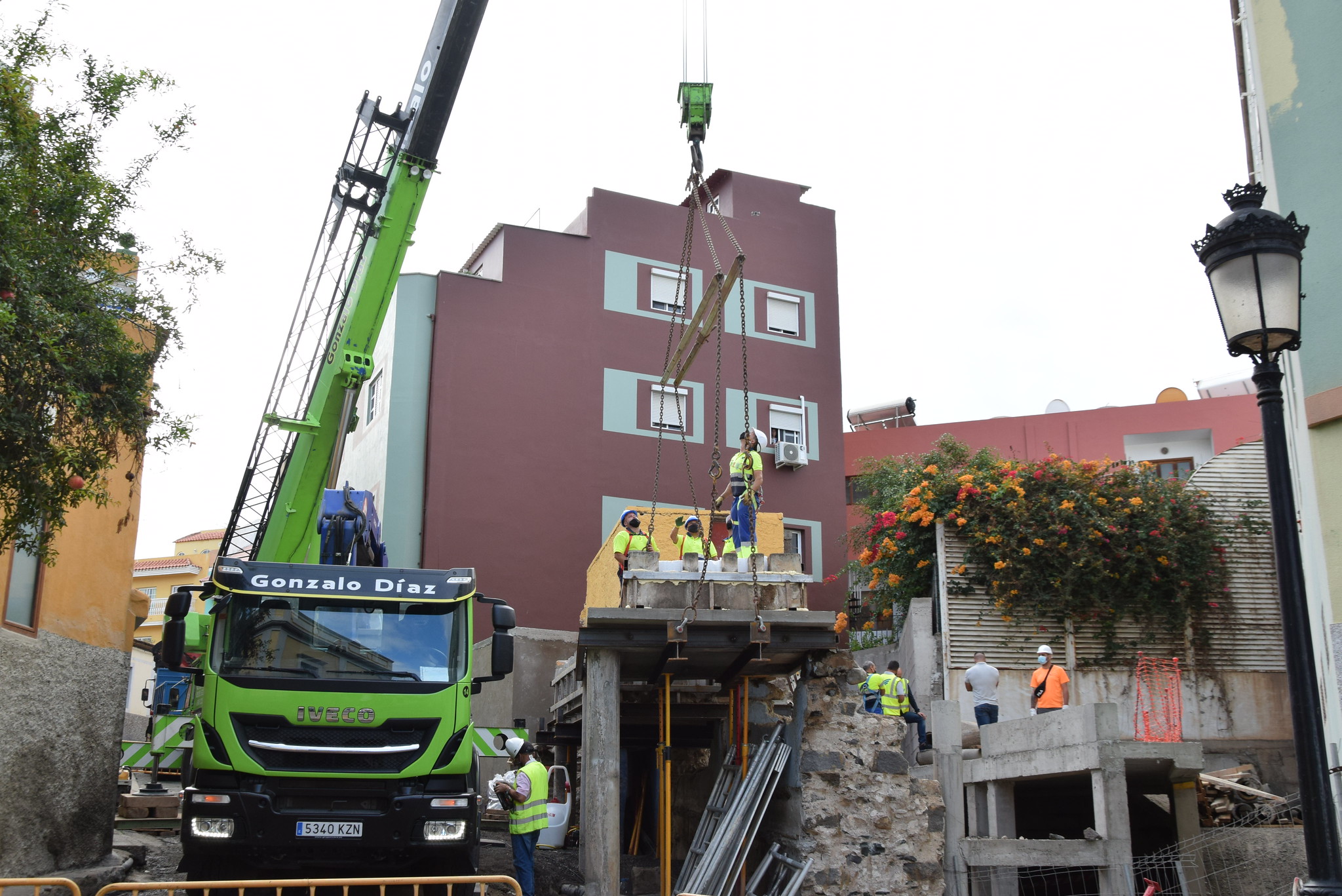 Traslado de las troneras de la calle Drago en Gáldar. Gran Canaria