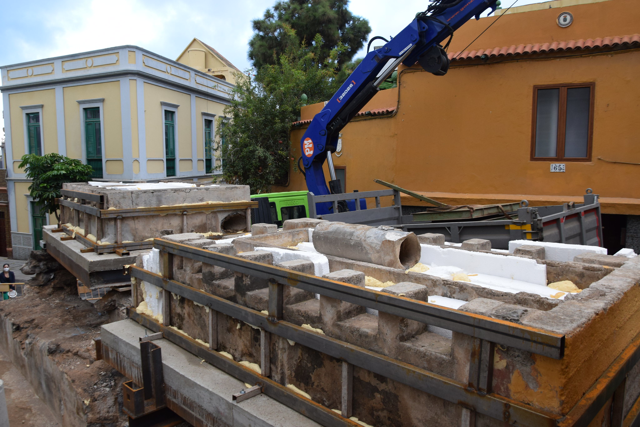 Traslado de las troneras de la calle Drago en Gáldar. Gran Canaria