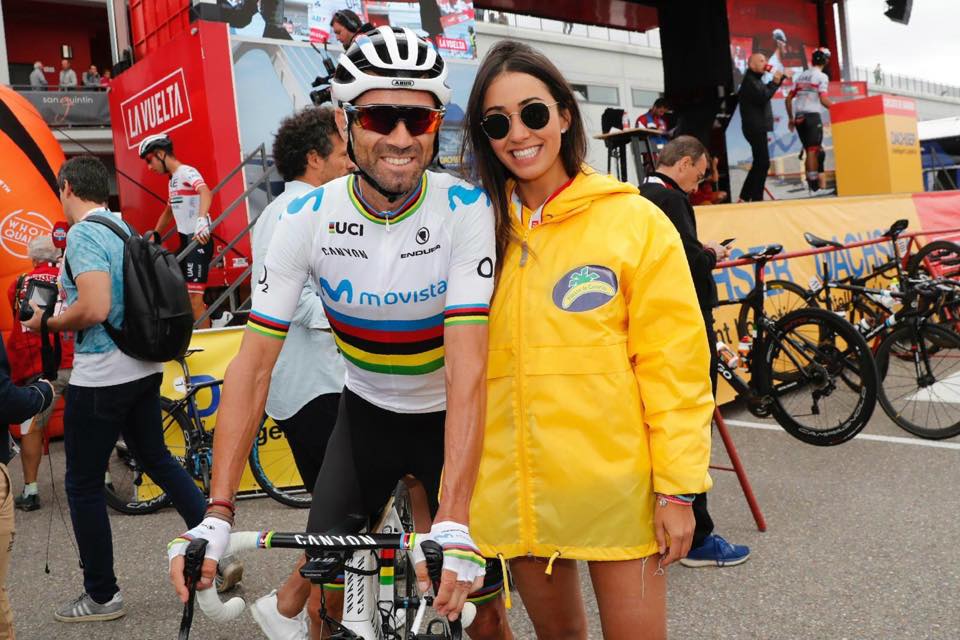 Alejandro Valverde con promotora de Plátano de Canarias Alejandro Valverde con promotora de Plátano de Canarias