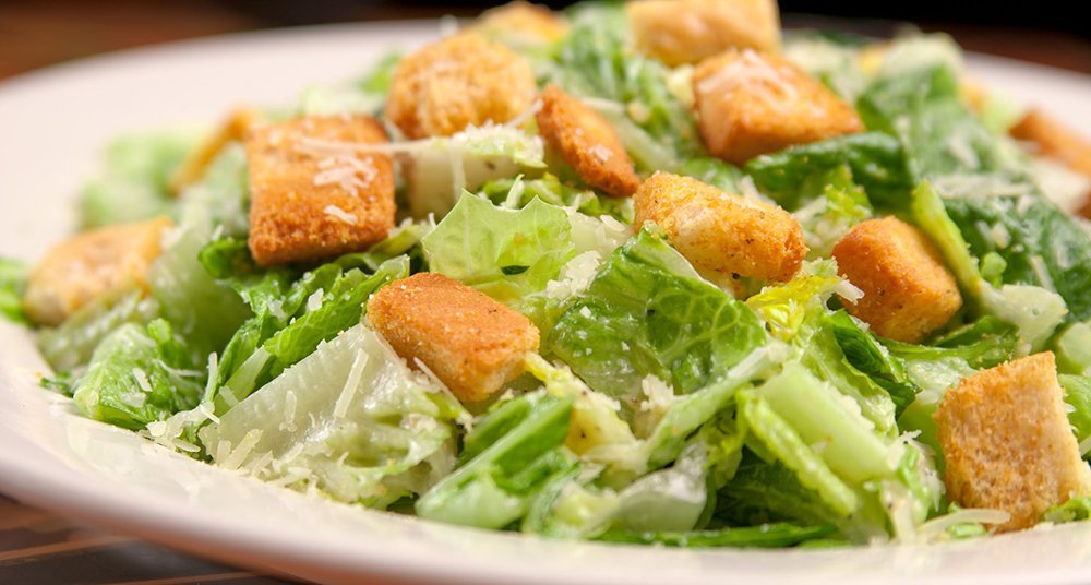 ¿Cómo se hace una ensalada César de forma rápida?