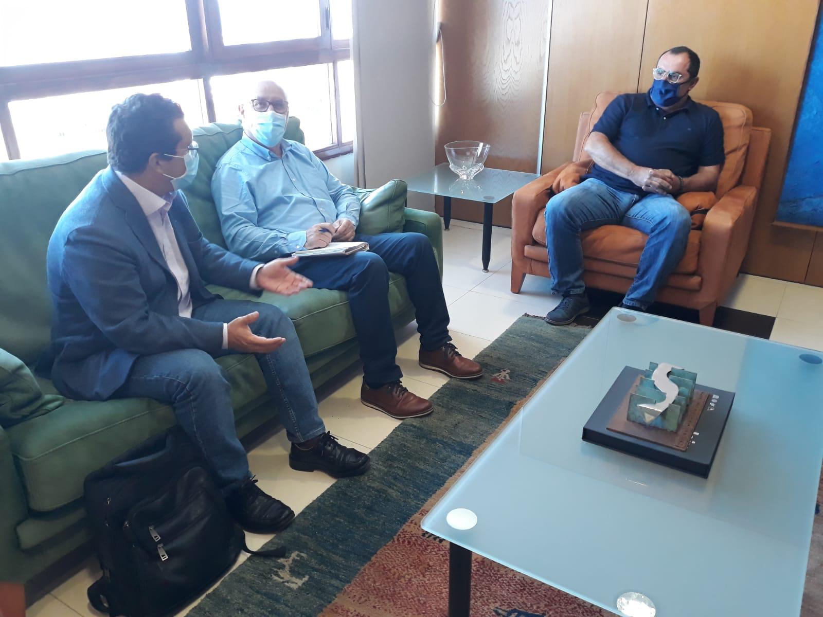El Ayuntamiento de Arucas se reúne con el Consejero Miguel Hidalgo El Ayuntamiento de Arucas se reúne con el Consejero del Área del Sector Primario y Soberanía Alimentaria