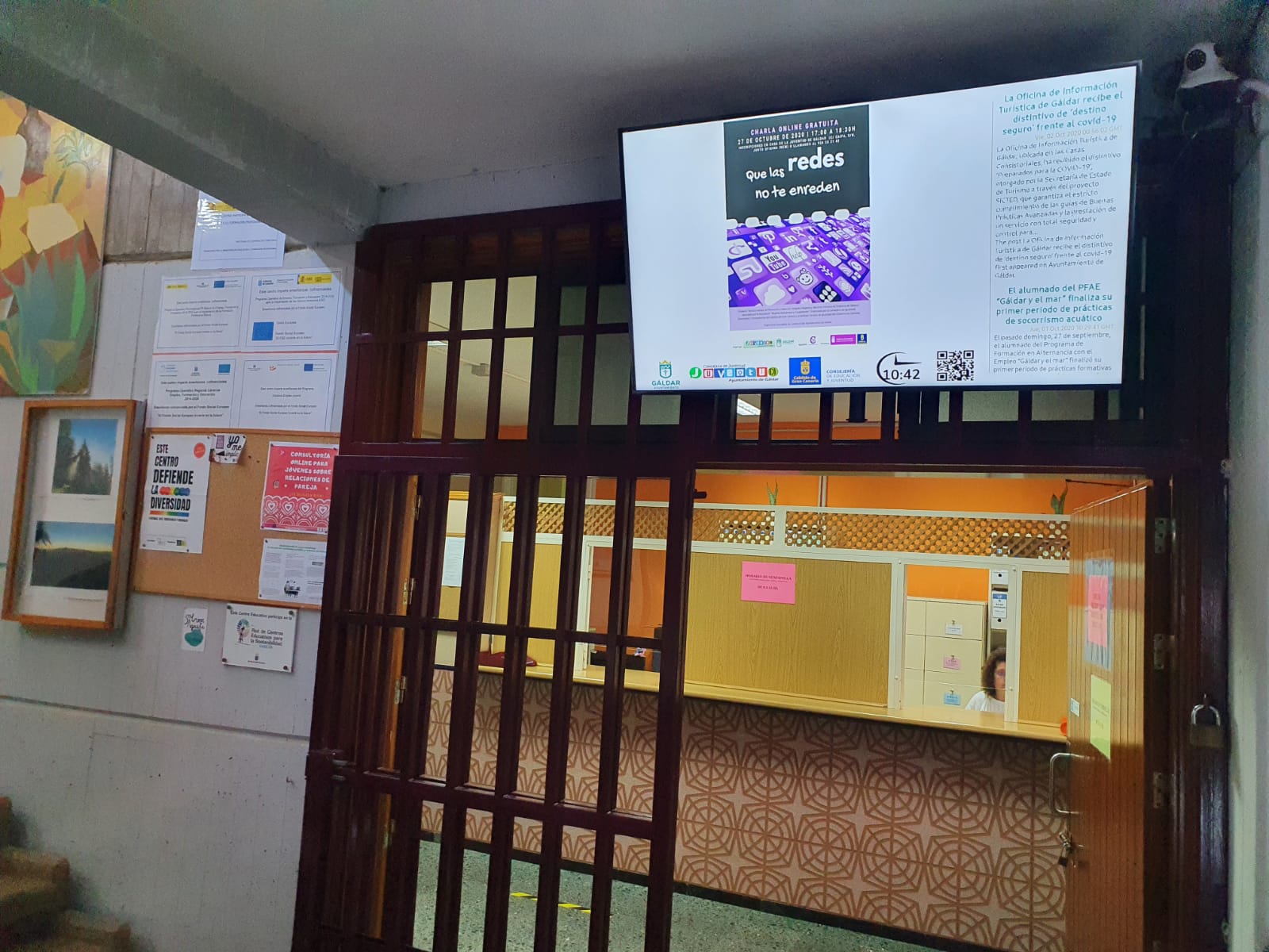 Juventud Gáldar instala una pantalla informativa en el IES Roque Amagro