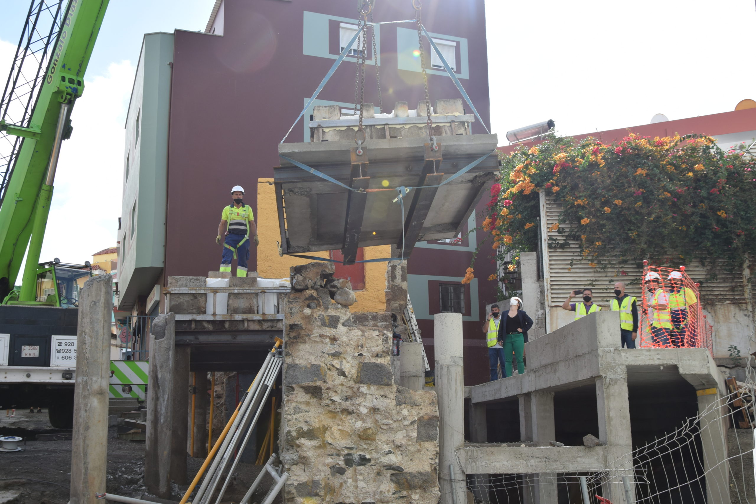 Traslado de las troneras de la calle Drago en Gáldar. Gran Canaria