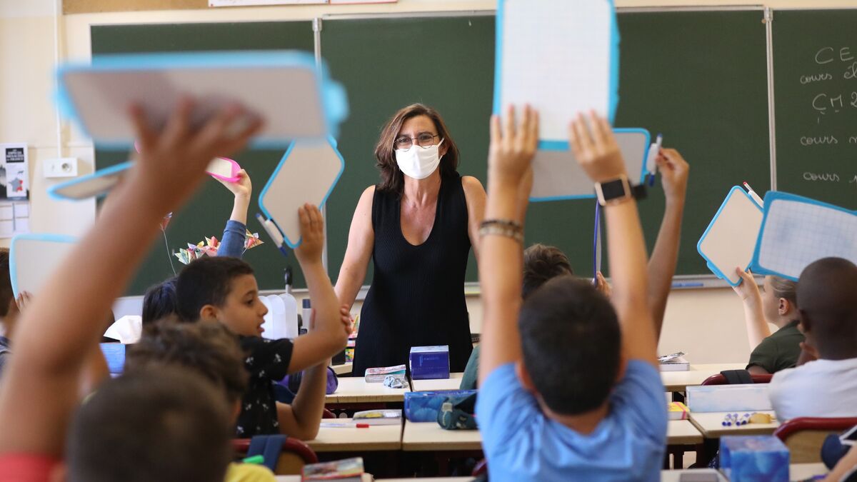 profesor en clase con alumnos