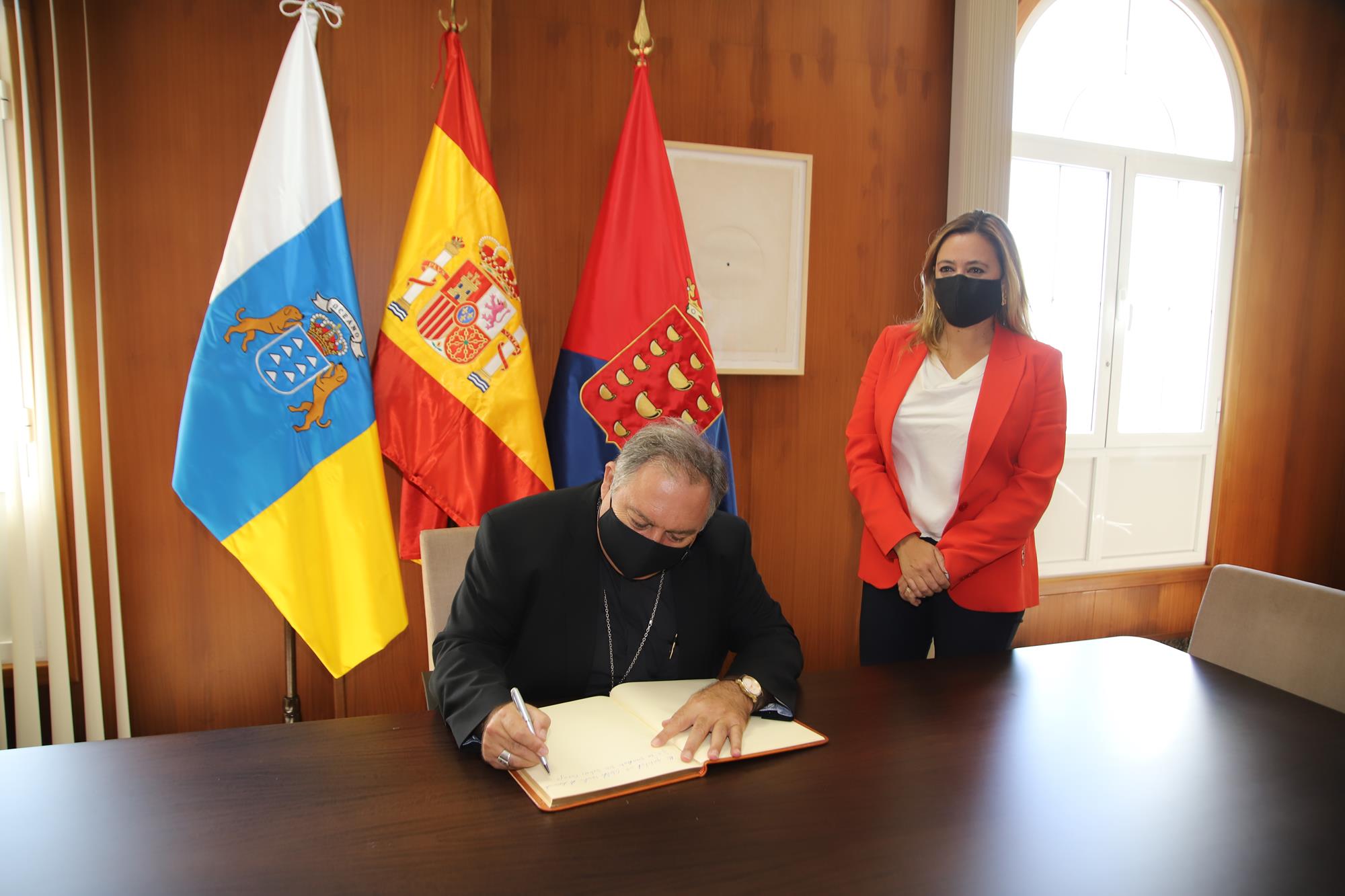 María Dolores Corujo recibe al obispo de la Diócesis de Canarias, José Mazuelos