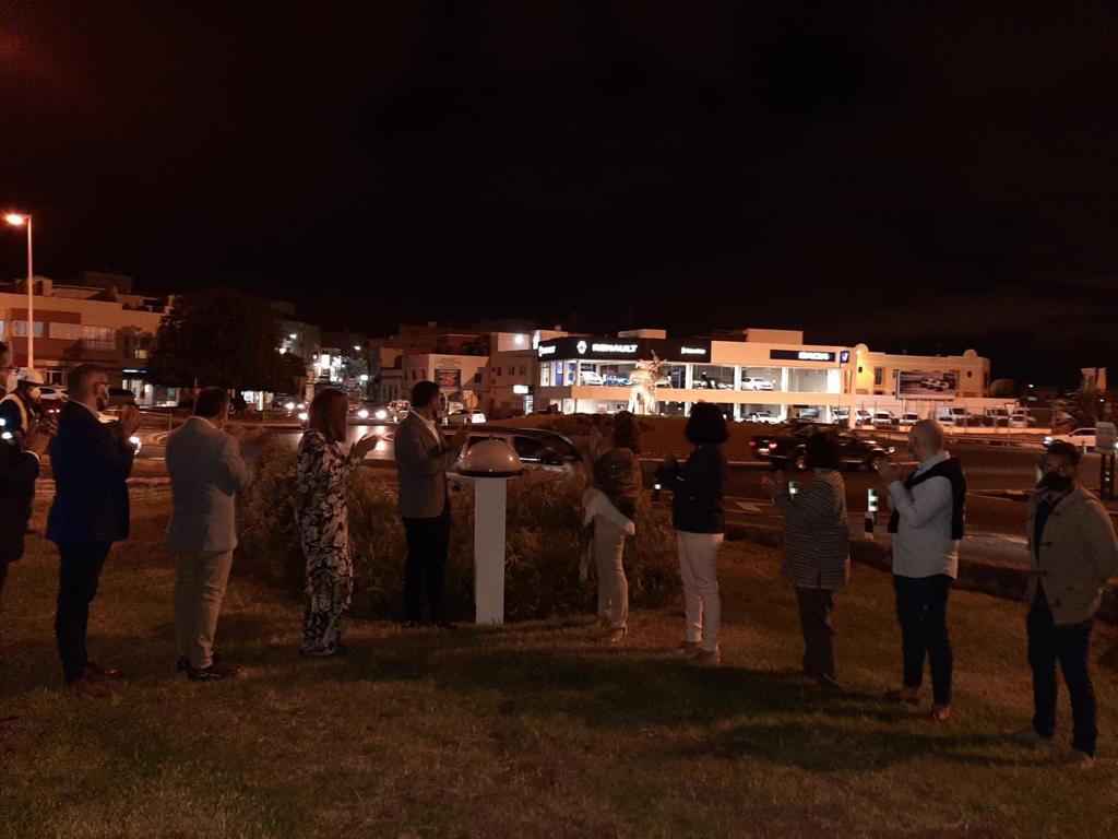 Telde ilumina la escultura que rinde homenaje al Juego del Garrote Canario 