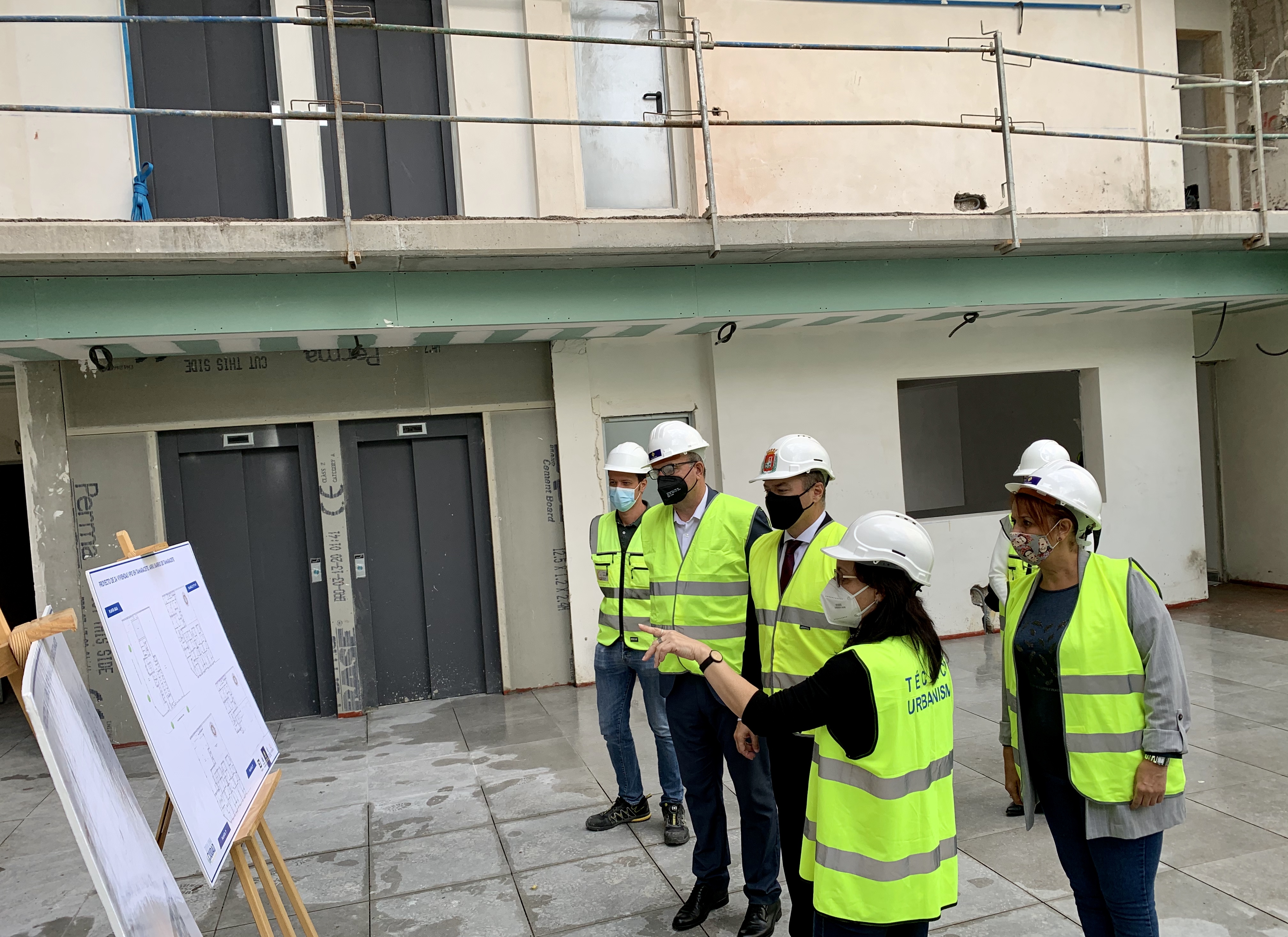 Augusto Hidalgo, Anselmo Pestana y Mercedes Sanz visitan las viviendas en Las Palmas de Gran Canaria