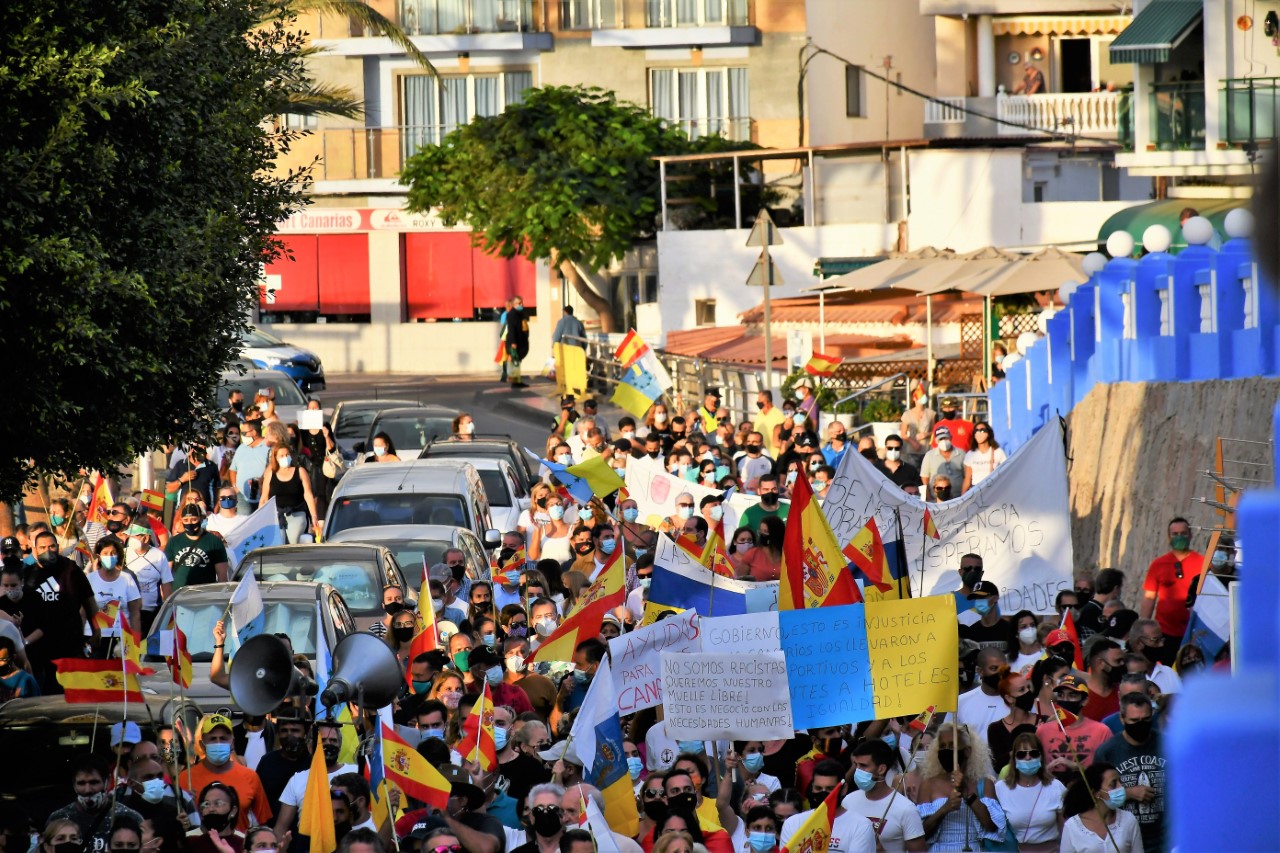 Manifestación en Arguineguín para el cierre del campamento de migrantes en el muelle