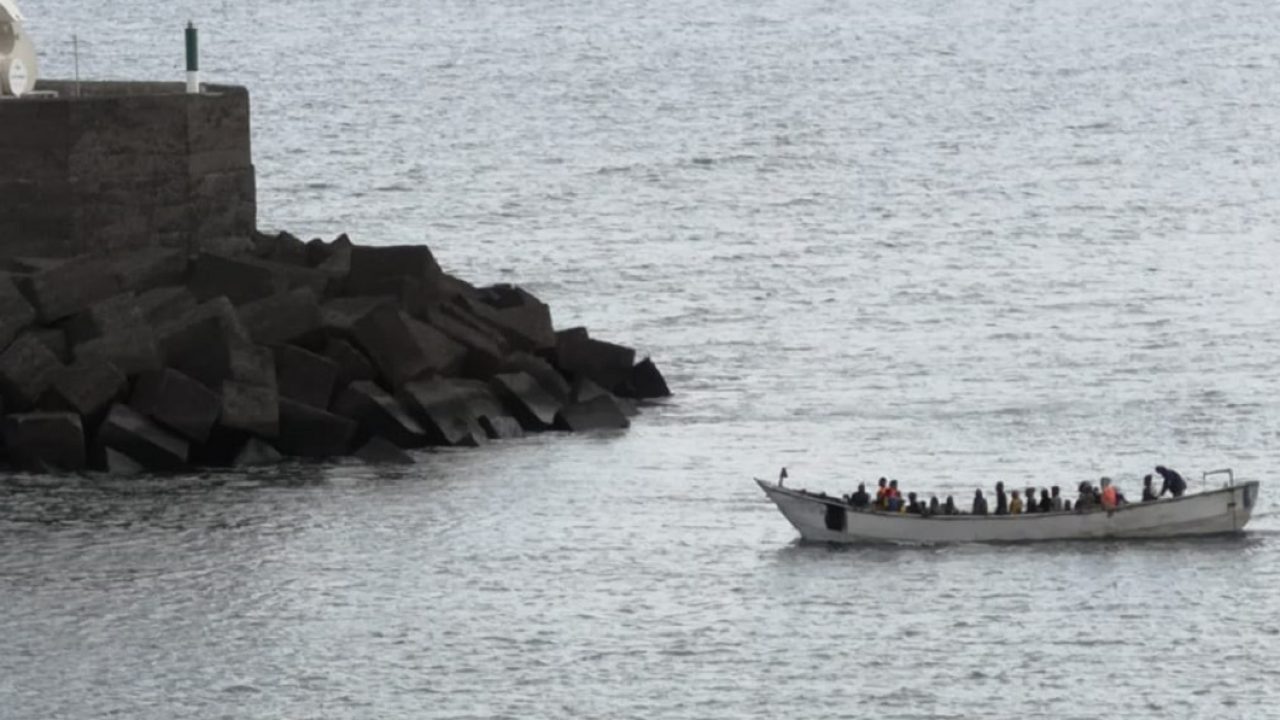 Llega al muelle de La Restinga una embarcación con 49 migrantes/ canariasnoticias.es 13122020 Llega al muelle de La Restinga una embarcación con 49 migrantes/ canariasnoticias.es 13122020