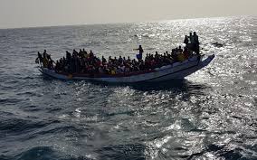 Cayuco con inmigrantes/ canariasnoticias.es Cayuco con inmigrantes/ canariasnoticias.es