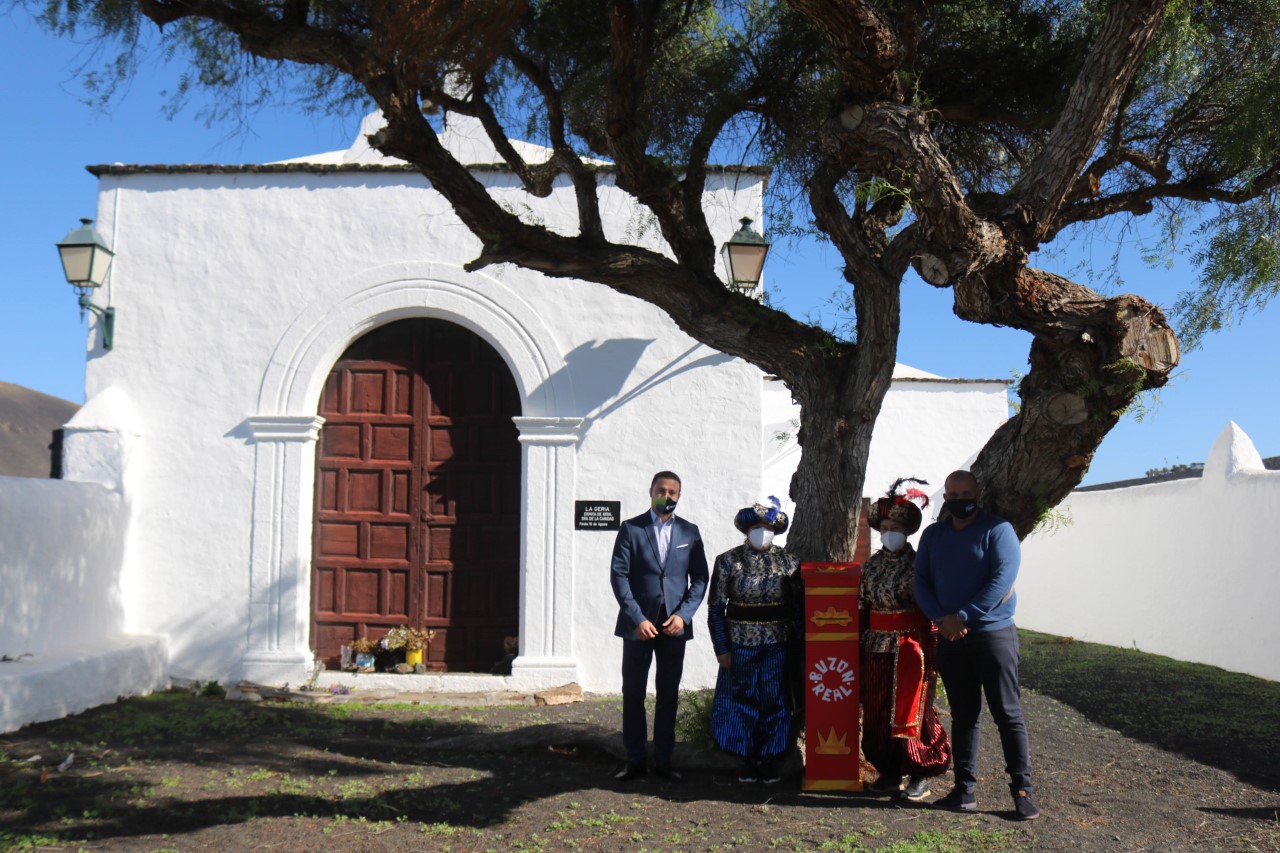 El alcalde, Óscar Noda, y Javier Camacho, edil de Festejos junto a los pajes reales en Yaiza/ canariasnoticias.es