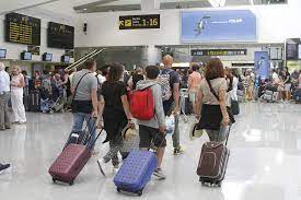 Viajeros en aeropuertos/ canariasnoticias.es