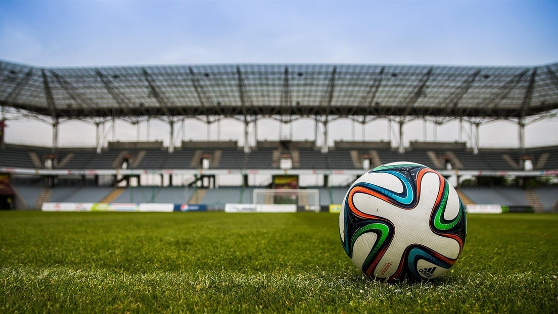 Balón en estadio de fútbol