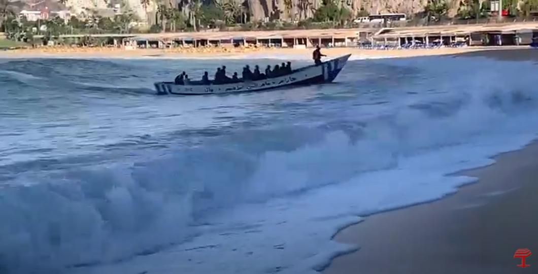 Patera llegando a la Playa de Amadores/ canariasnoticias.es