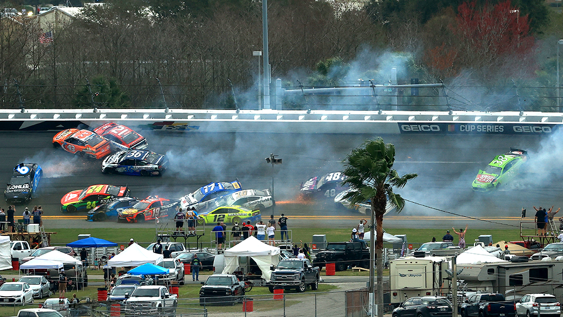 Colisión múltiple en Daytona 500 / Mike Ehrmann (Gettyimages) Colisión múltiple en Daytona 500