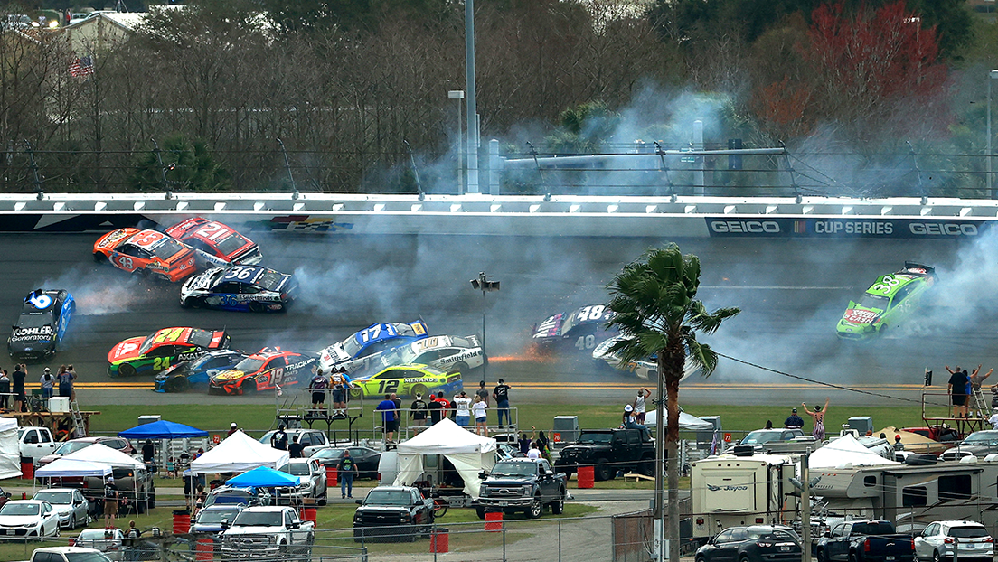 Colisión múltiple en Daytona 500