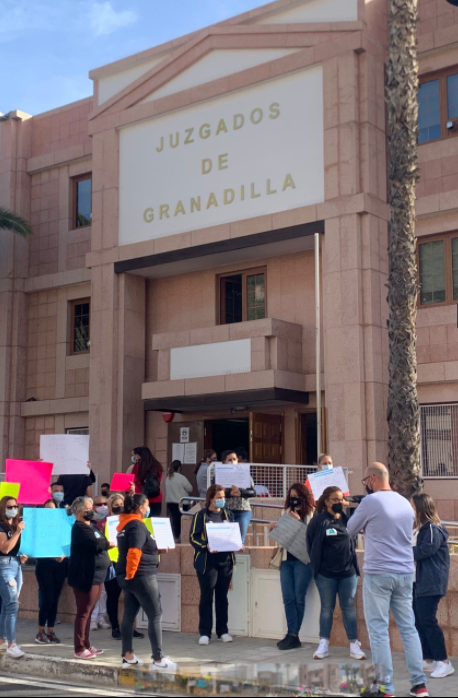 Protestas ante el juzgado/ canariasnoticias Protestas ante el juzgado/ canariasnoticias