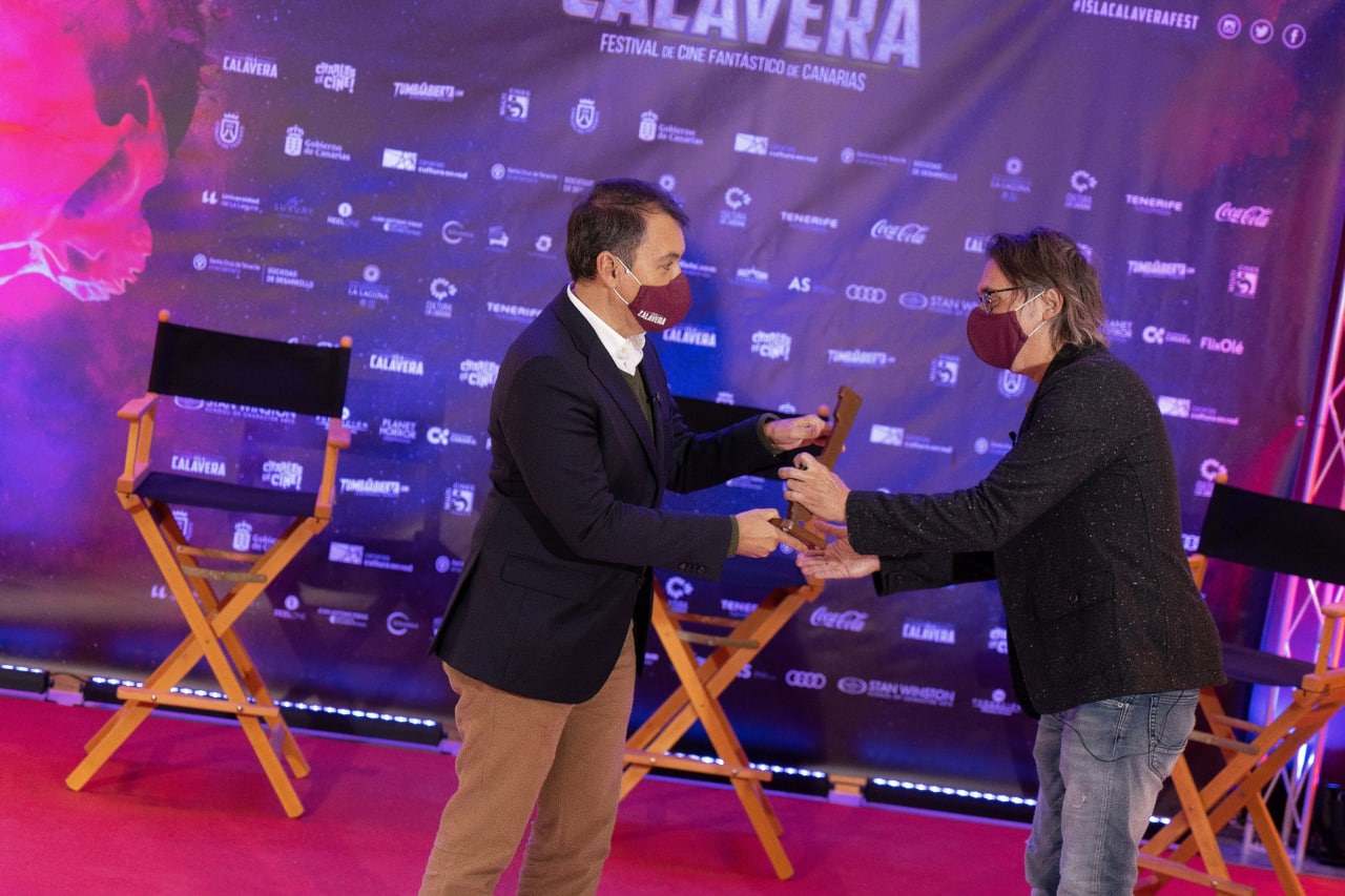 José Manuel Bermúdez entrega a Elio Quiroga el premio del Festival Isla Calavera / CanariasNoticias.es